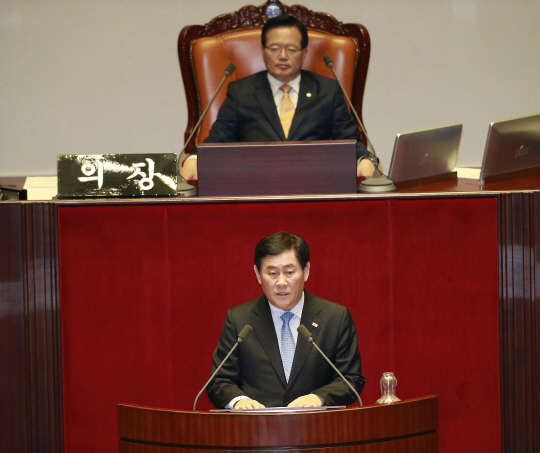 최경환 경제부총리 겸 기획재정부 장관이 24일 국회 본회의장에서 2015년도  제1회 추가경정예산안 등에 관한 정부측 의견을 밝히고 있다.